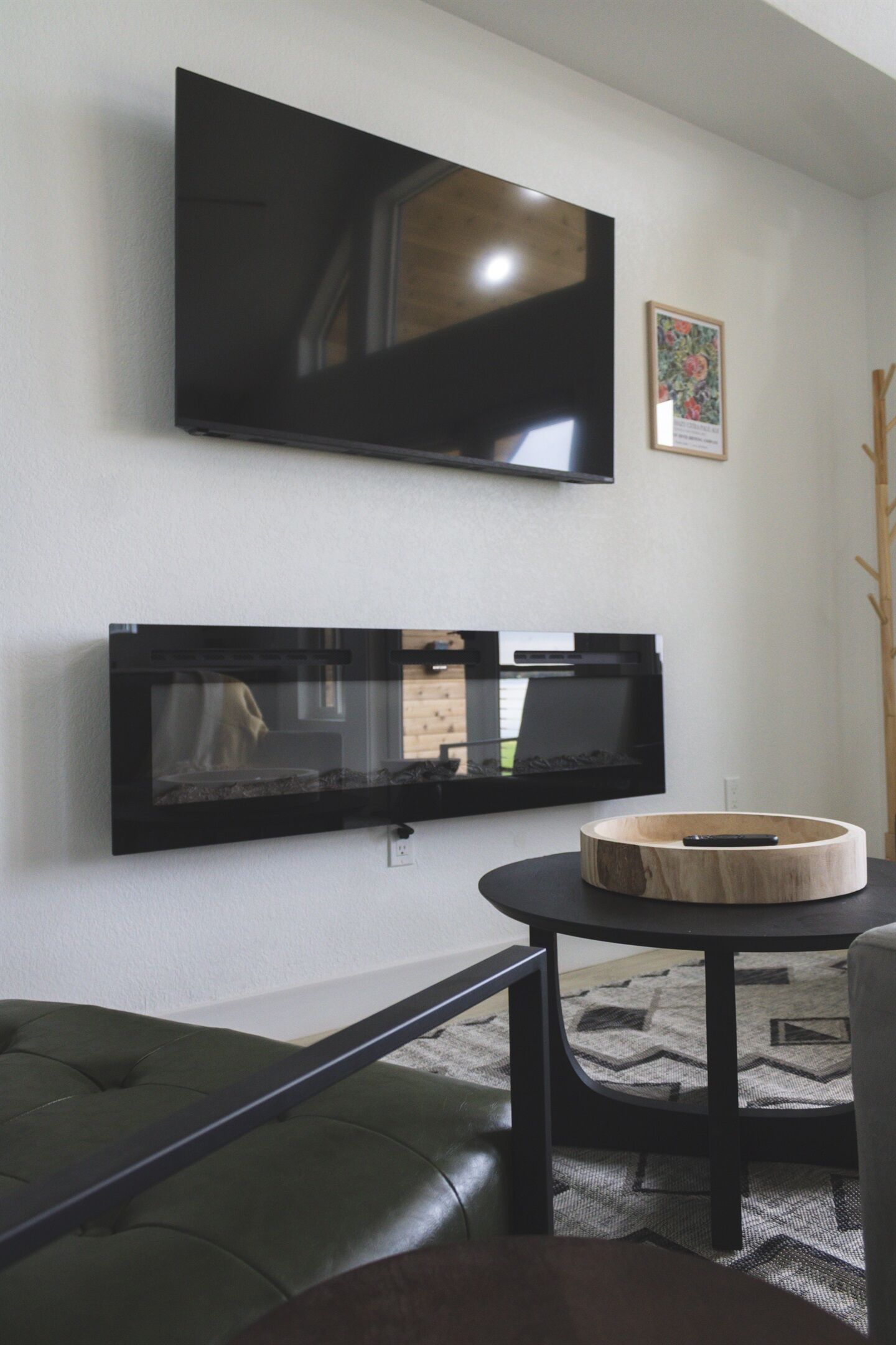 Smart TV y chimenea 
