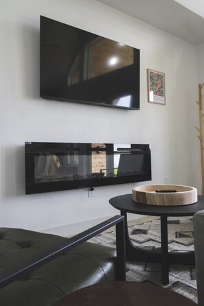 Smart TV, fireplace