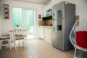 Geladeira, micro-ondas, cooktop, cafeteira/chaleira