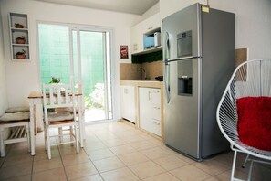 Frigorífico, microondas, placa de cocina y cafetera o tetera