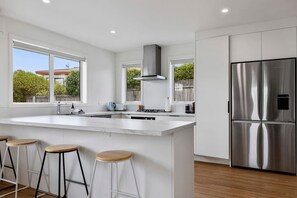 Fridge, microwave, oven, stovetop - New and Bright Two Mile Escape - a Gem with short stroll to Lake (Taupō)