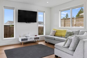 TV - New and Bright Two Mile Escape - a Gem with short stroll to Lake (Taupō)