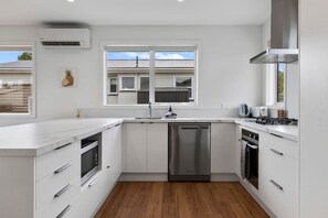 Fridge, microwave, oven, stovetop - New and Bright Two Mile Escape - a Gem with short stroll to Lake (Taupō)
