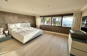 7 bedrooms, iron/ironing board, WiFi, bed sheets