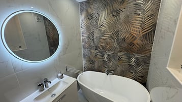 Baignoire à jets, sèche-cheveux, bidet, serviettes fournies