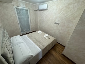 3 habitaciones, tabla de planchar con plancha, wifi y ropa de cama 