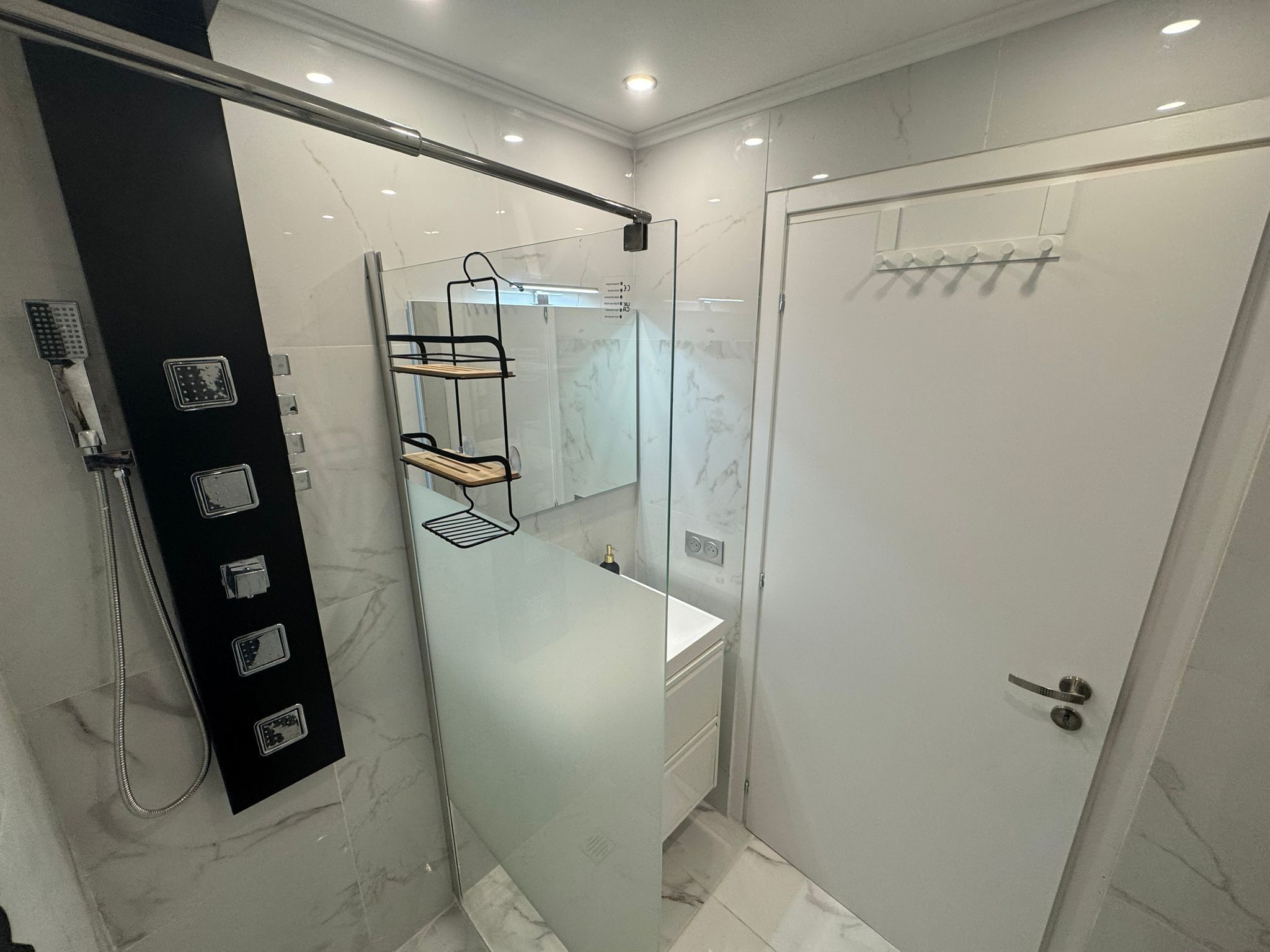 Jetted bath, hair dryer, bidet, towels