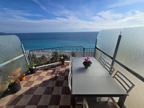 Outdoor dining - Apartament with sea wiev (Nice)