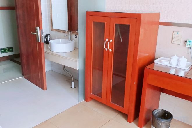 Une salle de bain avec un lavabo, un meuble et un miroir.