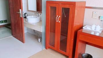Une salle de bain avec un lavabo, un meuble et un miroir.