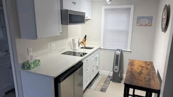 雪櫃、微波爐、焗爐、電熱水壺