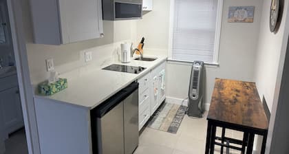 Charming condo efficiency in peaceful Dennisport with WiFi, AC