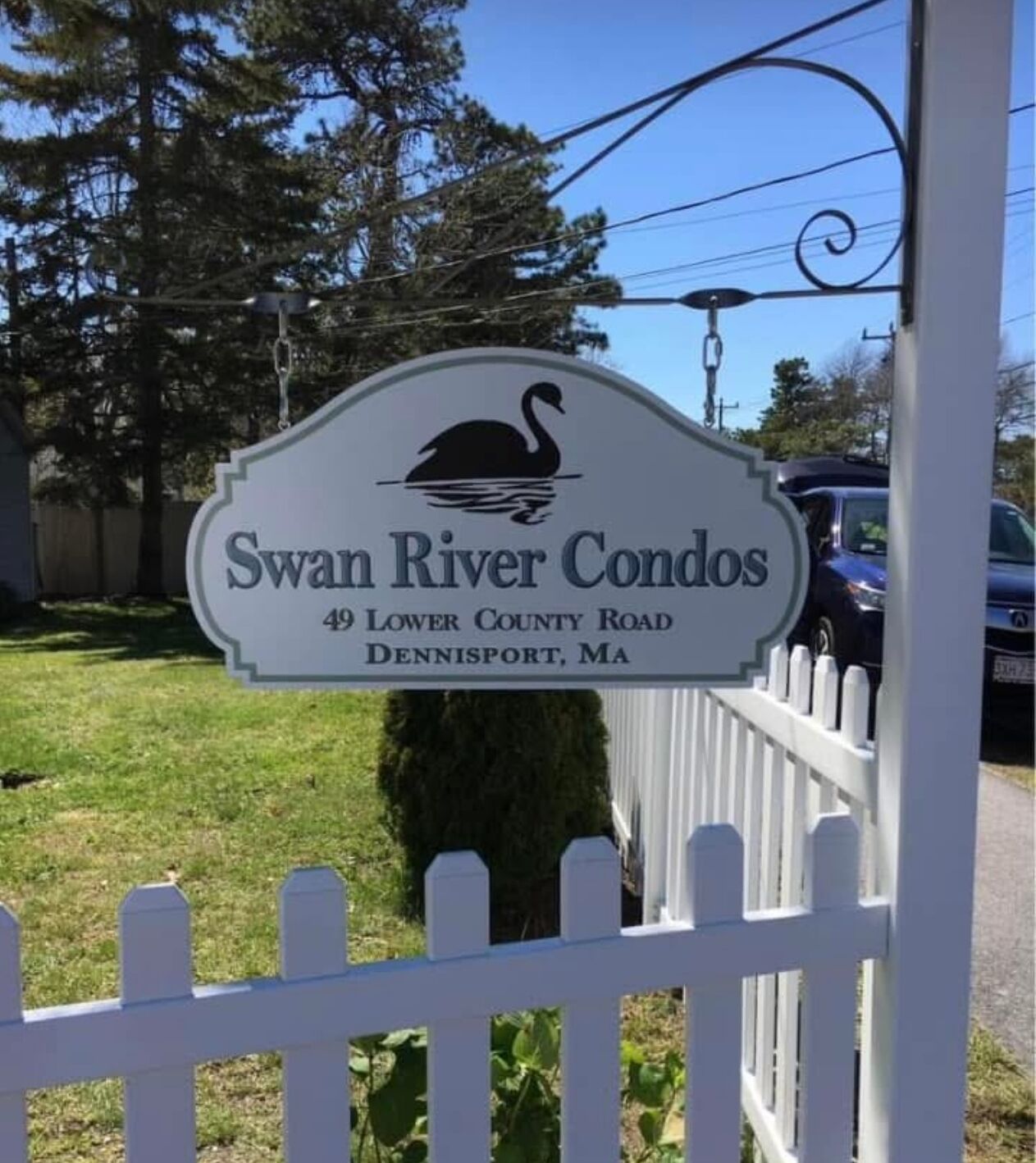 En skylt för Swan River Condos, beläget på adressen 49 Lower County Road, Dennisport, Massachusetts.