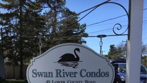 Une enseigne indiquant les résidences Swan River, situées au 49 Lower County Road, à Dennisport, dans le Massachusetts.