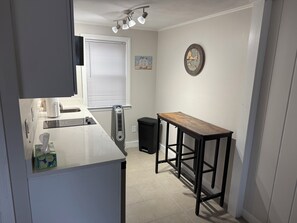 Refrigerador, microondas, horno y tetera eléctrica 