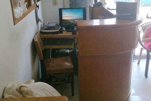 A room with a wooden desk, a computer, a chair, and a bed. - Jinying Hostel (Shanghai)