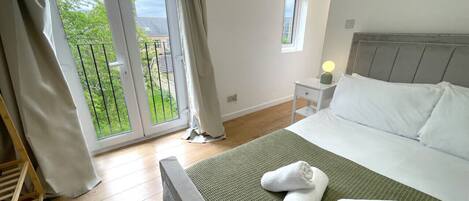 4 bedrooms, desk, iron/ironing board, free WiFi