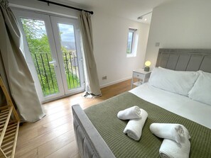 4 bedrooms, desk, iron/ironing board, travel crib