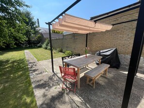 Outdoor dining - Spacious City House Near River - Walk to Centre (Cambridge)