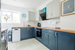 Geladeira, micro-ondas, fogão, lava-louças