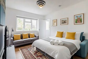 4 bedrooms, desk, iron/ironing board, free WiFi - Luxury 4 bed city house near river - sleeps 10 (Cambridge)