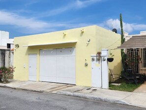 Exterior - BEAUTIFUL HOUSE ENJOY AND REST WITH YOUR FAMILY WIFI 10 MIN FROM THE BEACH (Playa del Carmen)