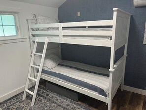 2 bedrooms, iron/ironing board, WiFi