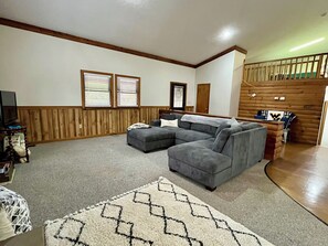 Smart-TV, Kamin, DVD-Player, Bücher