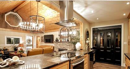 Pet Friendly, water front Cottage Getaway in Bowmanville with hot tub & more…