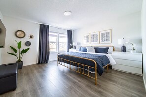 6 makuuhuonetta, työpöytä, silitysrauta/-lauta, vauvan matkasänky