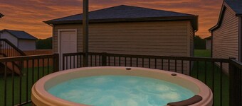 NEW-Luxury 6BR Retreat-Hot Tub-KingBed-EV Charger