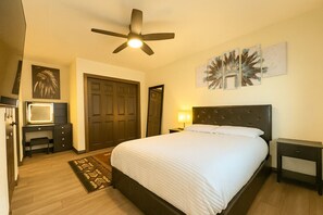 Tabla de planchar con plancha, wifi, ropa de cama