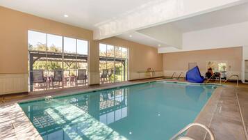 Sisäuima-allas, kauden mukainen ulkouima-allas