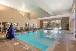 Inomhuspool och en säsongsöppen utomhuspool