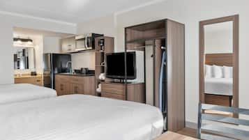Muebles diferentes y espacio para trabajar con laptop