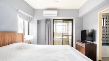 3 habitaciones, tabla de planchar con plancha y cuna de viaje