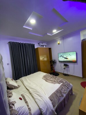 3 chambres, fer et planche à repasser, Wi-Fi, draps fournis