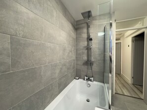Hair dryer, towels, soap, toilet paper - Stylish 2-Bed Maisonette in Forest Hill | Balcony & Workspace (London)