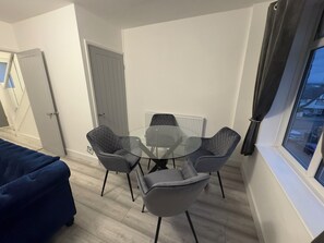 Dining - Stylish 2-Bed Maisonette in Forest Hill | Balcony & Workspace (London)