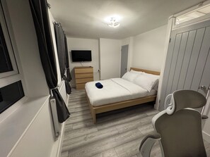 2 bedrooms, desk, iron/ironing board, WiFi
