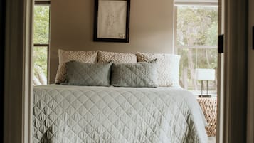 1 camera, una scrivania, ferro/asse da stiro, culla da viaggio