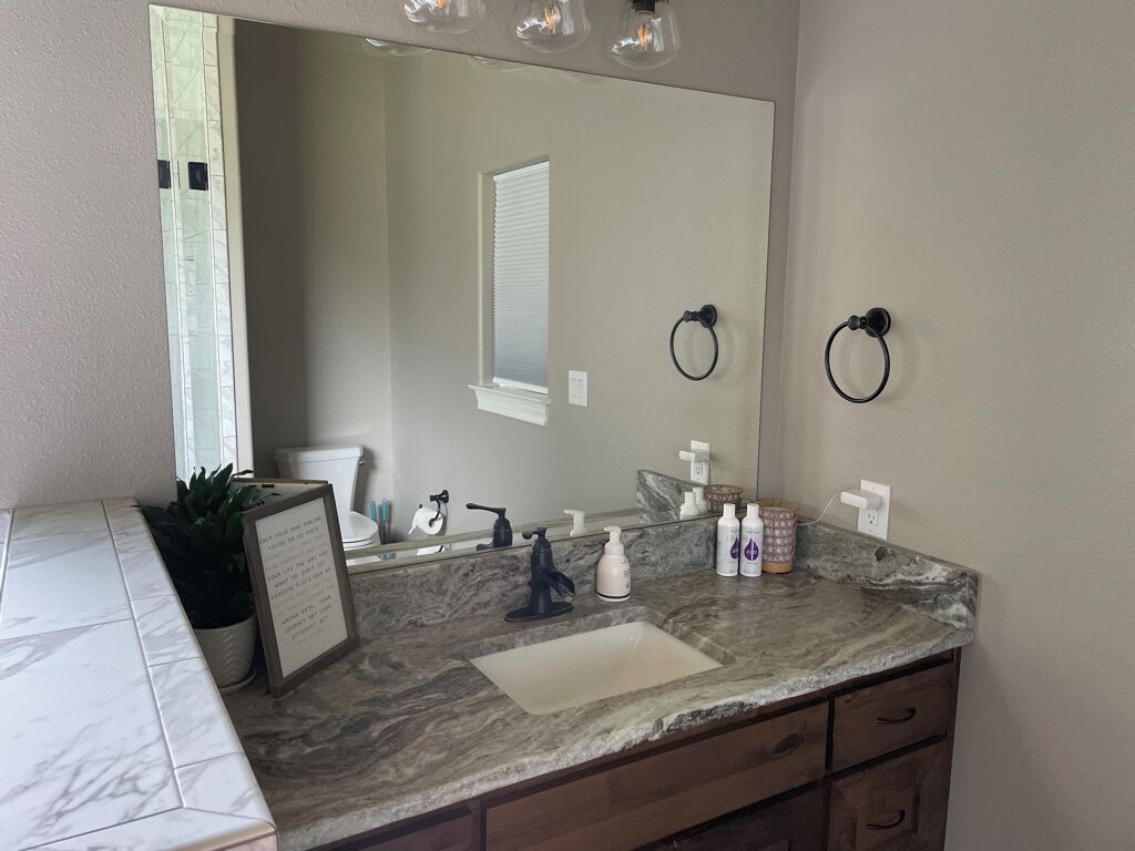 Dusj, hårføner, håndklær og såpe