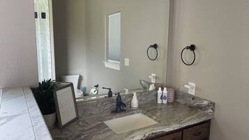 Dusj, hårføner, håndklær og såpe