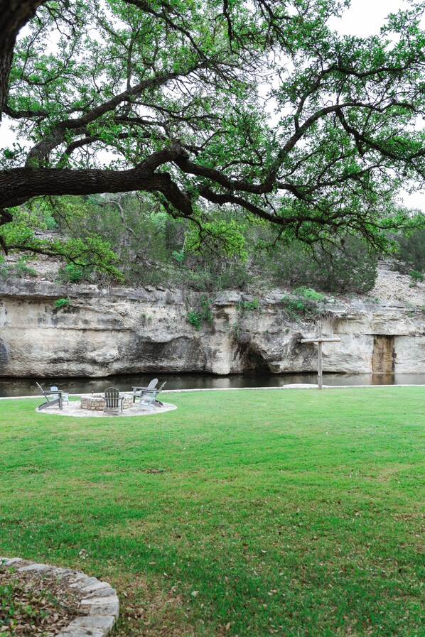 Property grounds - Cosy 1-bedroom cottage with spring-fed creek and spectacular views (Kerrville)