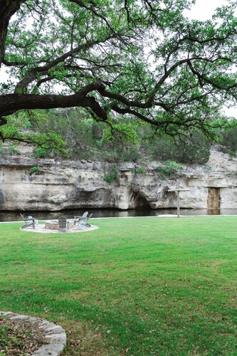 Cosy 1-bedroom cottage with spring-fed creek and spectacular views