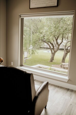 Interior - Cosy 1-bedroom cottage with spring-fed creek and spectacular views (Kerrville)