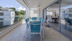 Outdoor dining - Charming 2-bedroom condo in tranquil Las Terrenas with AC (Las Terrenas)