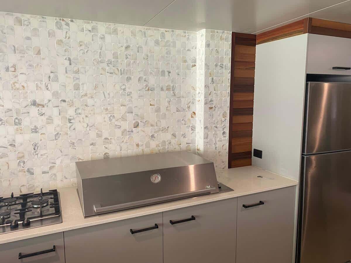 Jääkaappi, mikroaaltouuni, uuni, liesi