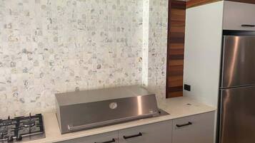 Jääkaappi, mikroaaltouuni, uuni, liesi