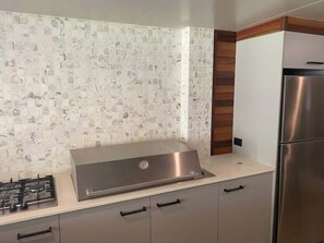 Refrigerador, microondas, horno y parrilla de estufa